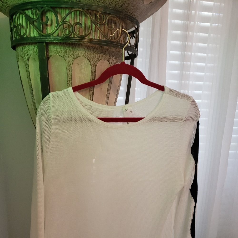 Charming white sweater 💕